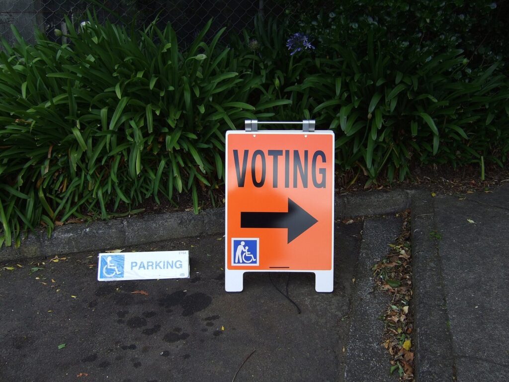 Voting sign with an arrow pointing to a polling place
